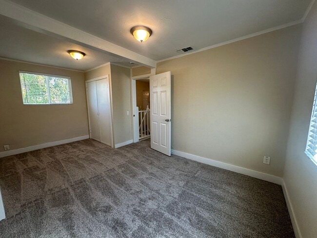 Building Photo - 3 Bedroom 2 Bathroom Home with Yard
