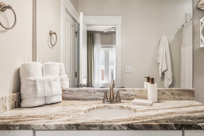 Building Photo - 105 W 7th St