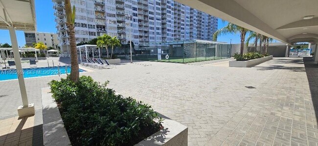 Building Photo - 18011 Biscayne Blvd