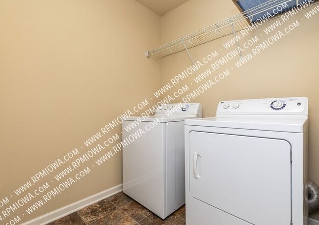 Building Photo - 9155 Coneflower Dr