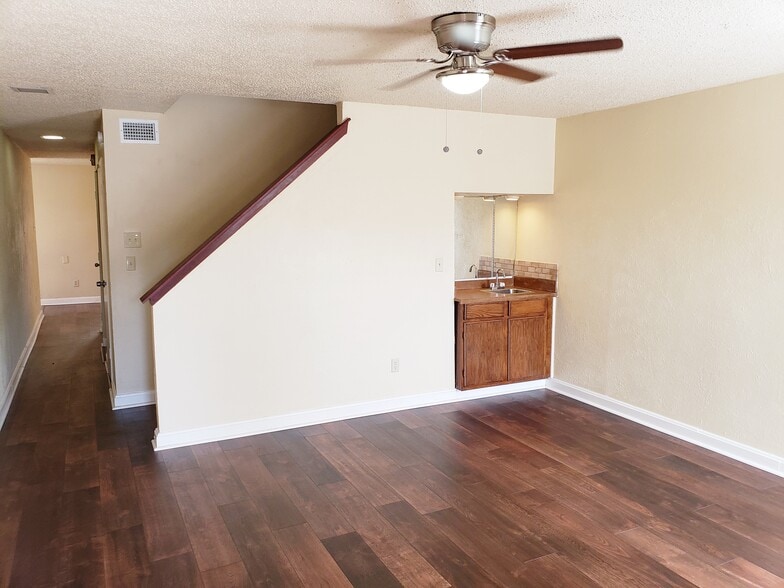 Building Photo - 6723 Eastridge Dr