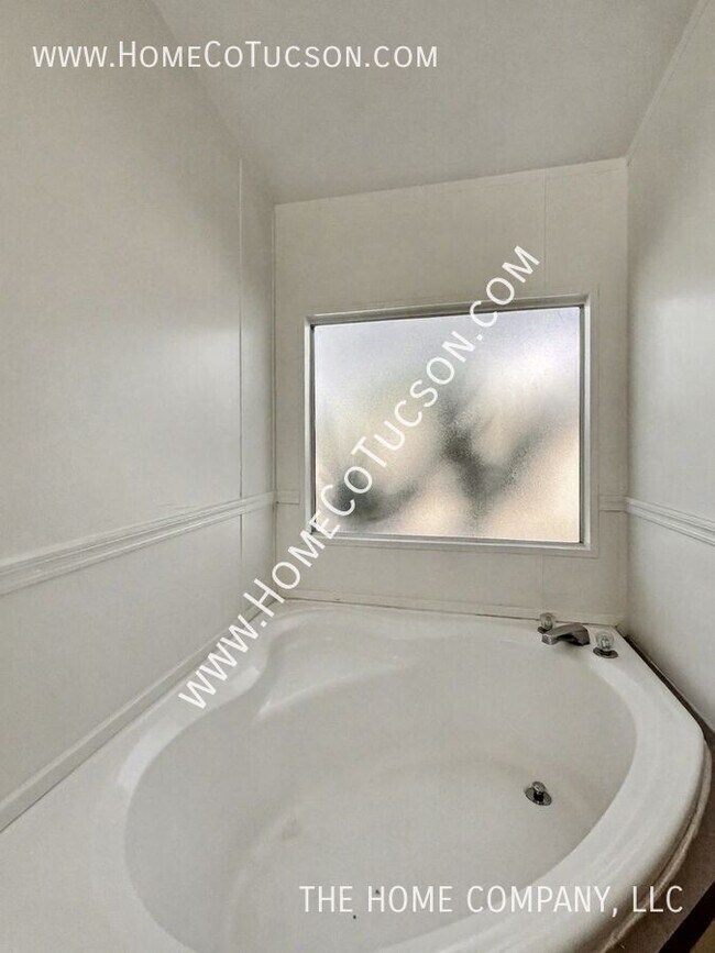 Building Photo - 5717 S Stewart Blvd