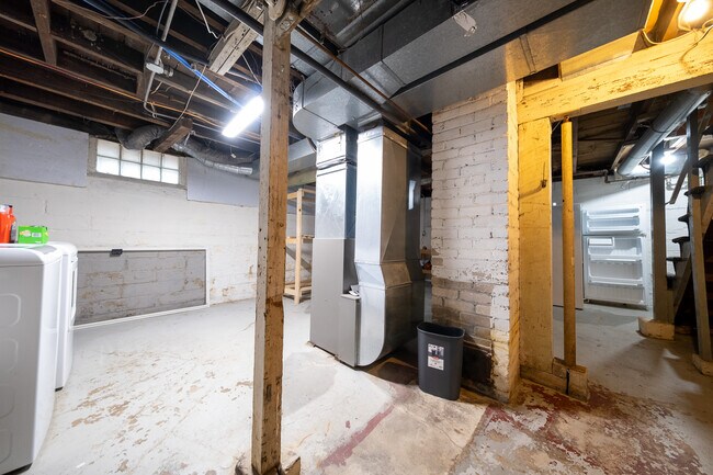 Building Photo - 2654 N Vincent Ave