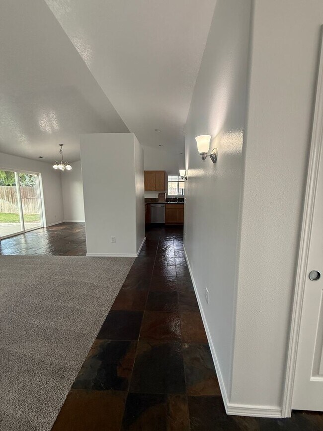 Building Photo - 3 bed, 2 bath- Kennewick Location!
