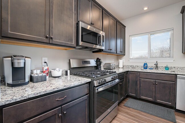 Building Photo - Brand new and fully furnished corporate ex...