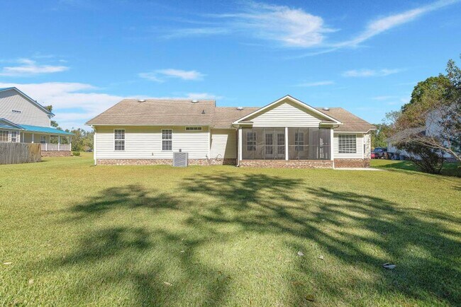 Building Photo - Large Ranch Home with 4BR/ 2 Bath with an ...