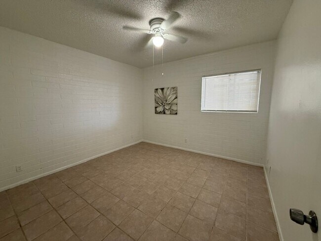 Building Photo - 1141 N April Cir