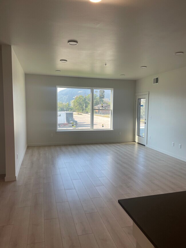 Building Photo - 2221 Willow Dr