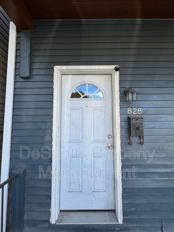 Building Photo - 828 Wallbridge West End St
