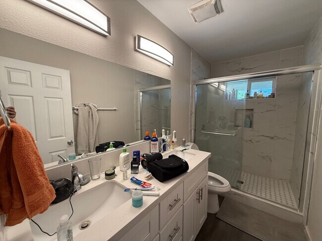 Building Photo - 7BD/4BA w/ Driveway Parking and Backyard!