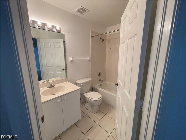 Building Photo - 3637 Pine Oak Cir