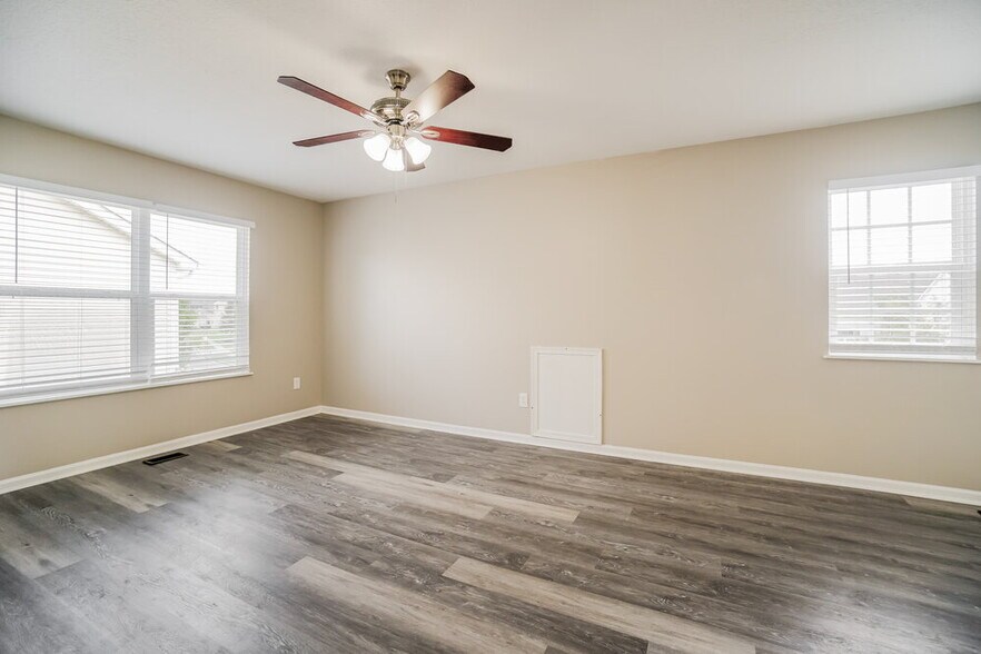 Building Photo - 985 Preble Dr