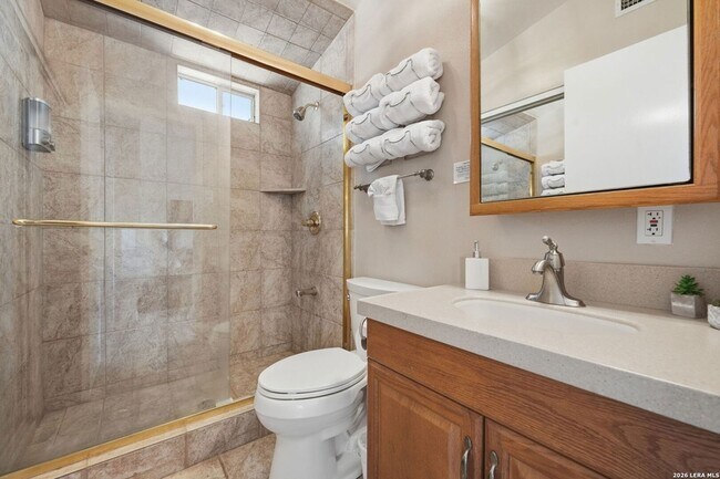 Building Photo - 2681 Lakeview Dr