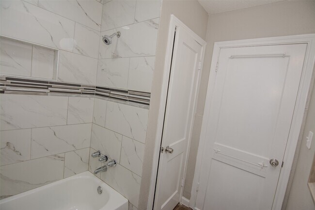 Building Photo - 5923 Bernice St