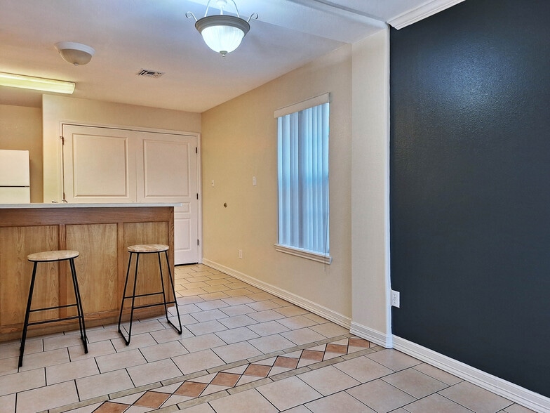 Building Photo - 1905 Maria Isabel Dr