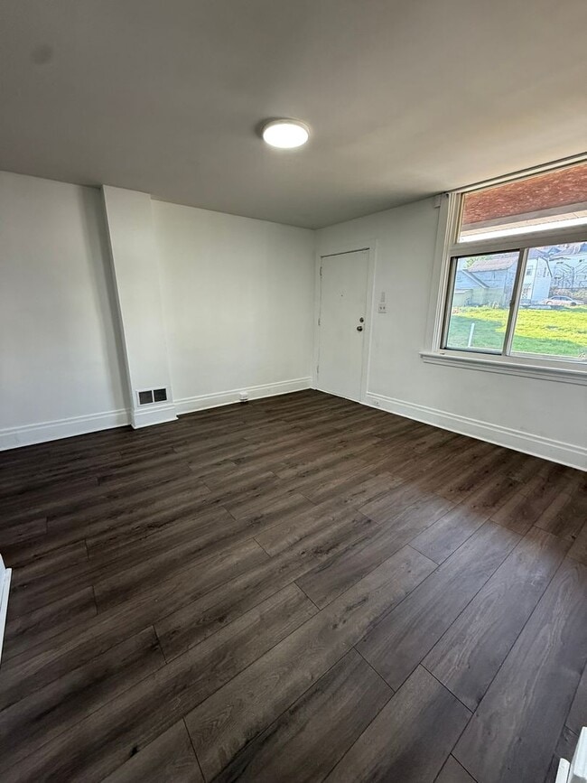 Building Photo - 2-Bedroom Home with Fenced Yard – Minutes from Downtown Pittsburgh