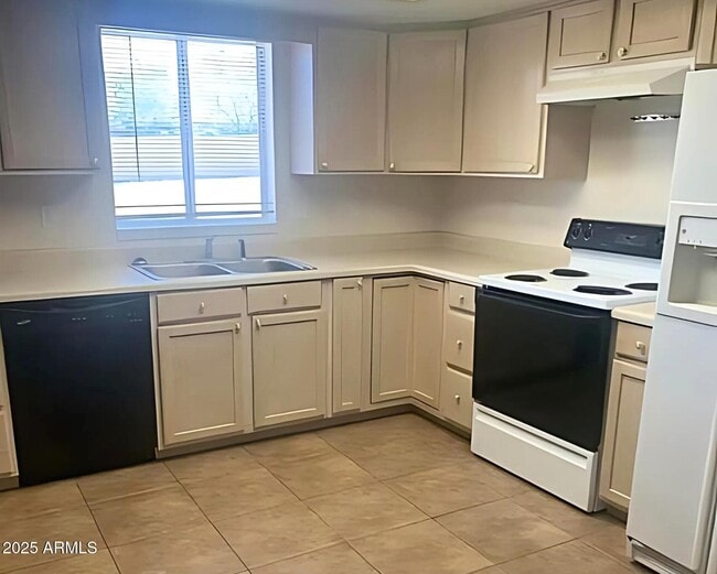 Building Photo - 4745 N Stallion Dr