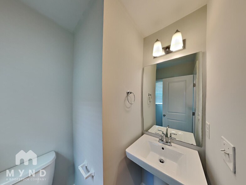 Building Photo - 1110 Wedgewood Dr NW