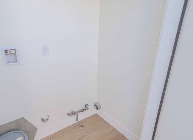 Building Photo - 5821 View Cir