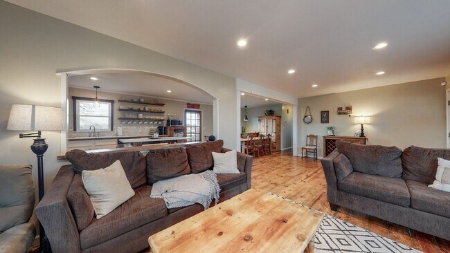 Building Photo - Stunning home situated on over 1 acre in North Thompson’s Station!