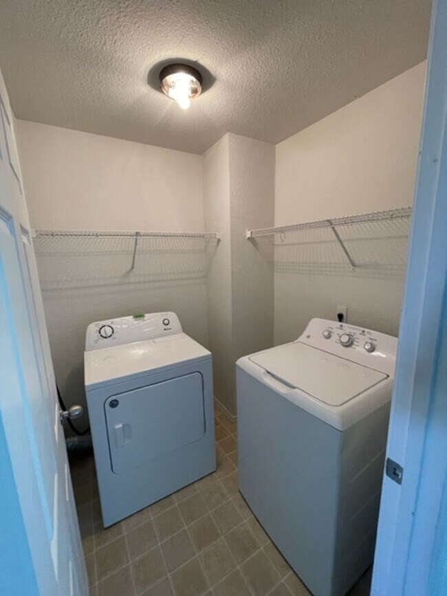 Building Photo - Spacious 3BR / 2.5BA Two-Story Home Near UTSA