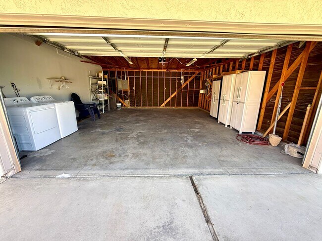 Building Photo - Charming 3BR Home w/ River Views, Open Floor Plan & Island Kitchen- Available Now!