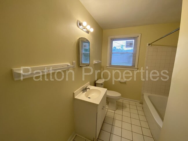 Building Photo - English Heights