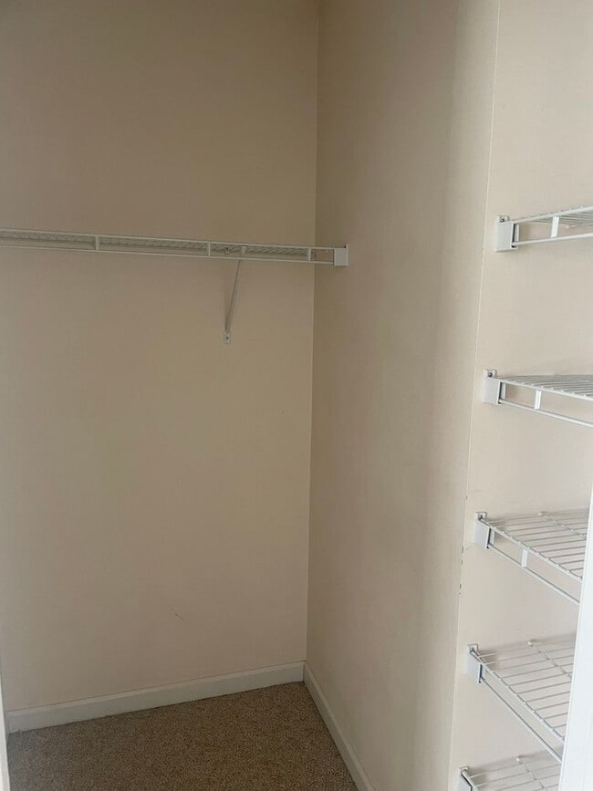 Building Photo - 2 BR 2.5 Bath Townhome