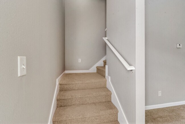 Building Photo - 3 Bed, 2. 5 Bath Like New Townhome in Richmond Hill