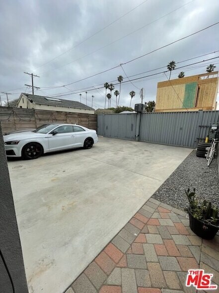 Building Photo - 926 California Ave