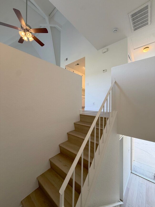 Building Photo - Alhambra Dr