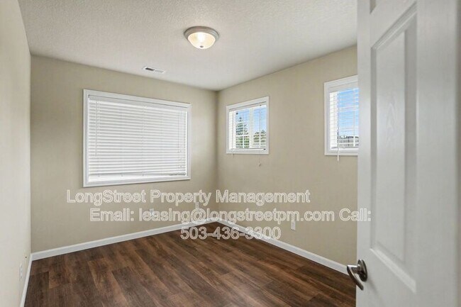 Building Photo - 1227 SE Rivergreen Ave