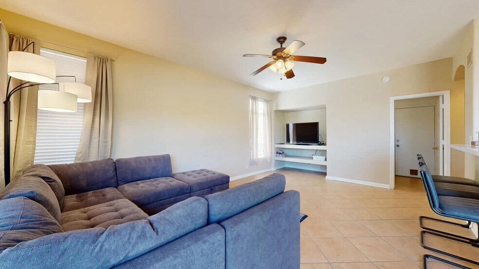 Building Photo - 853 N Blackstone Ct