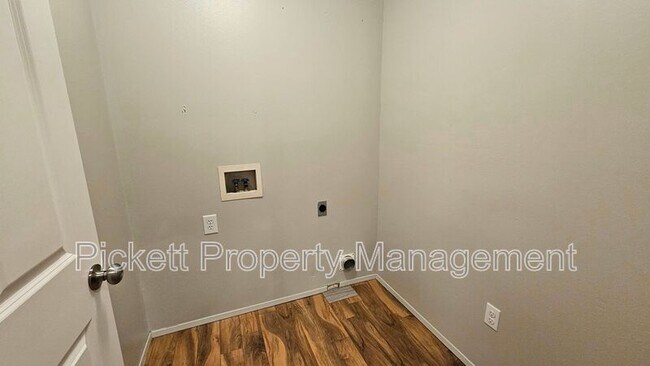 Building Photo - 11389 Symes Rd NW