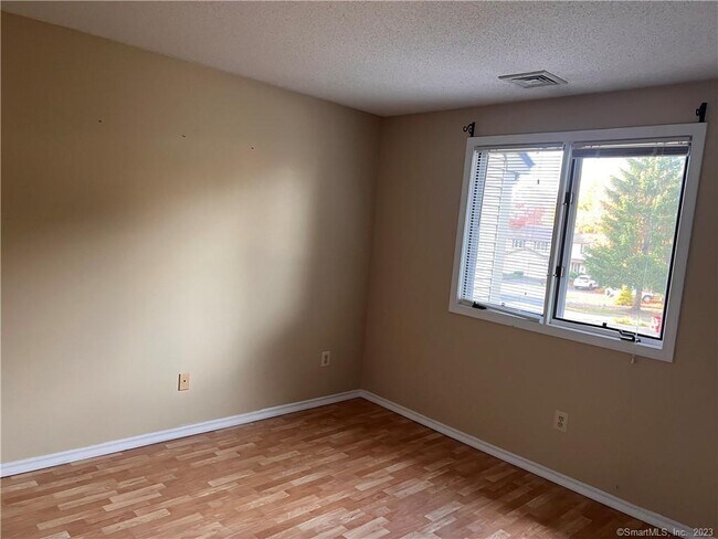 Building Photo - 42 Uplands Way