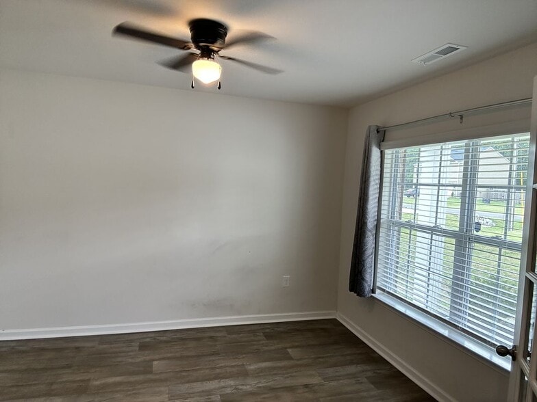 Building Photo - 5459 Carolines Way