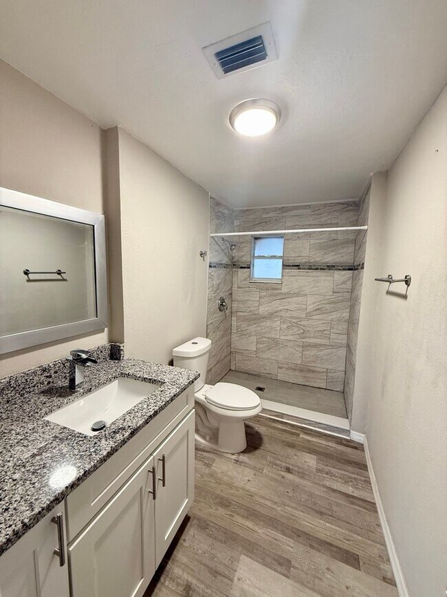 Building Photo - Dual Living Delight in the Heart of Lakeland!