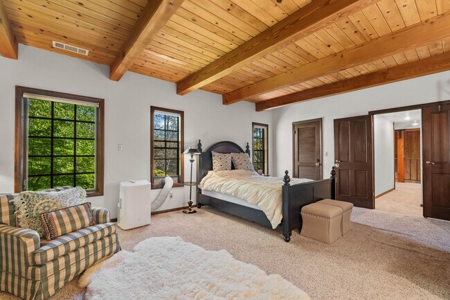 Building Photo - Brilliant Tavern Bay Home