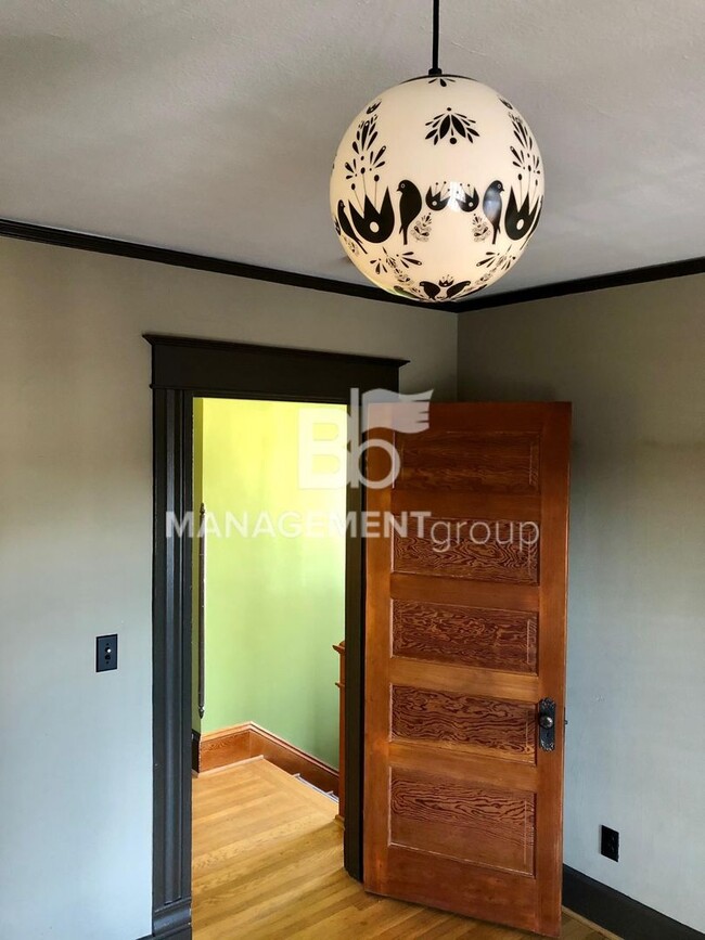 Building Photo - Close-In NE Portland Victorian Offers  Perfect Blend of  Old Charm with Newer Amenities. Lush Pri...