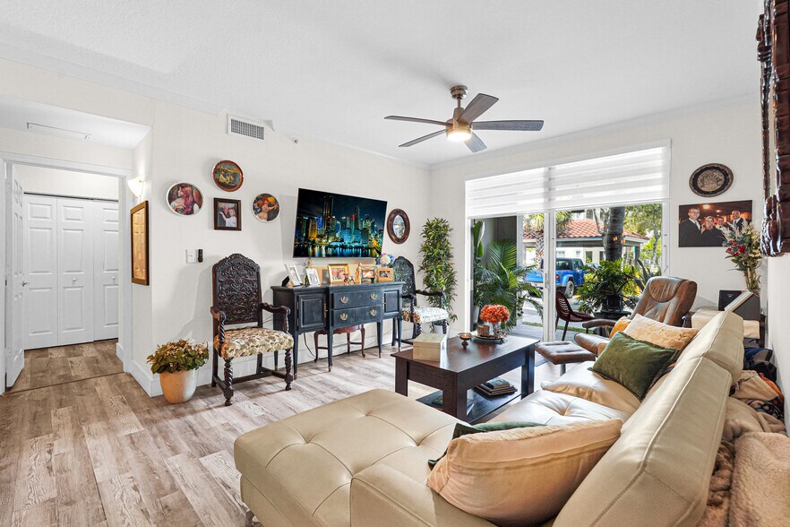 Living Rm - 6801 SW 44th St