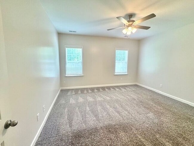 Building Photo - Now Leasing a 4-bedroom 2.5 bath home in O...