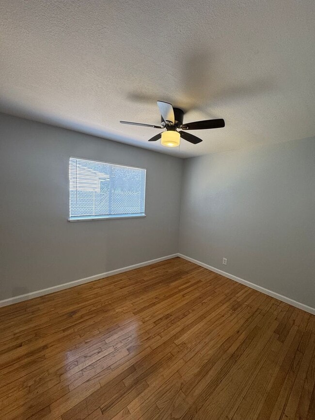 Building Photo - SPACIOUS 4 BED 2 BATH HOUSE WITH LARGE FENCED BACKYARD IN SHASTA LAKE