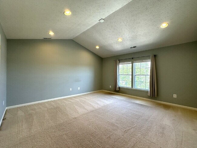 Building Photo - Gorgeous 6-Bedroom 3.5-Bath Colonial in Ma...