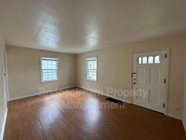 Building Photo - 1944 Malcom Dr