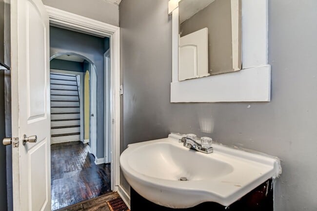 Building Photo - 759 E Lawrence St