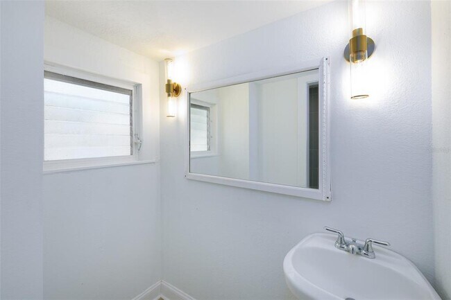 Building Photo - 618 7th Ave N