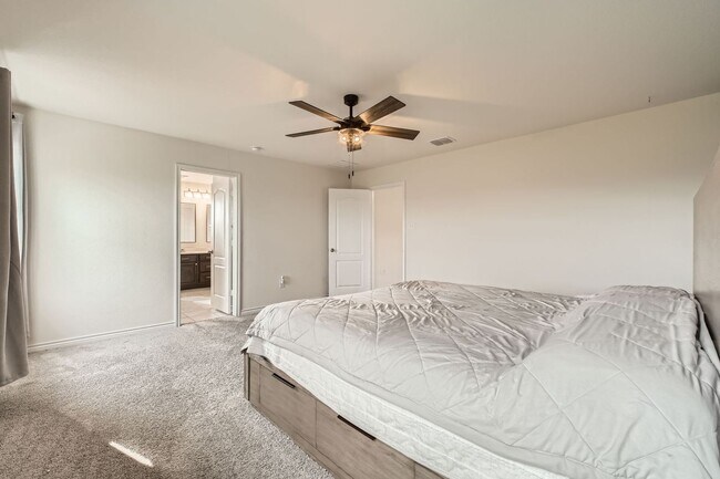 Building Photo - Convenient to Lackland!