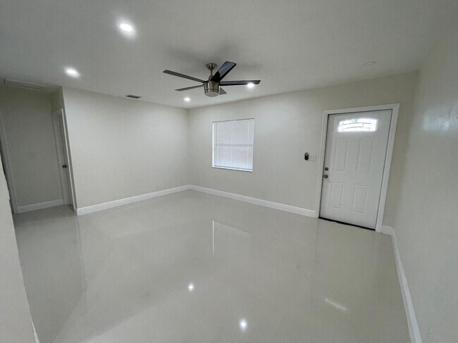 Building Photo - 1809 NW 13th Ct