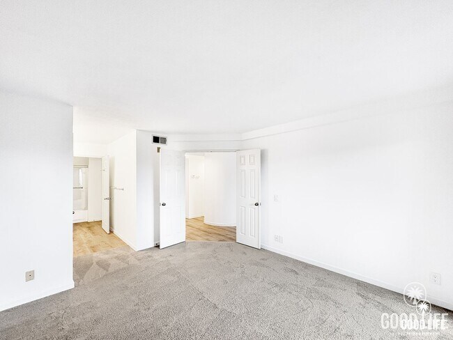 Building Photo - Move-In Ready Condo Overlooking The Height...