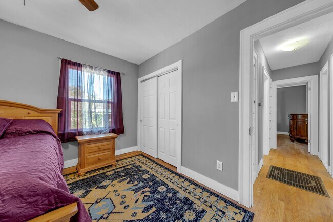 Building Photo - Upstairs Unit, Furnished Home